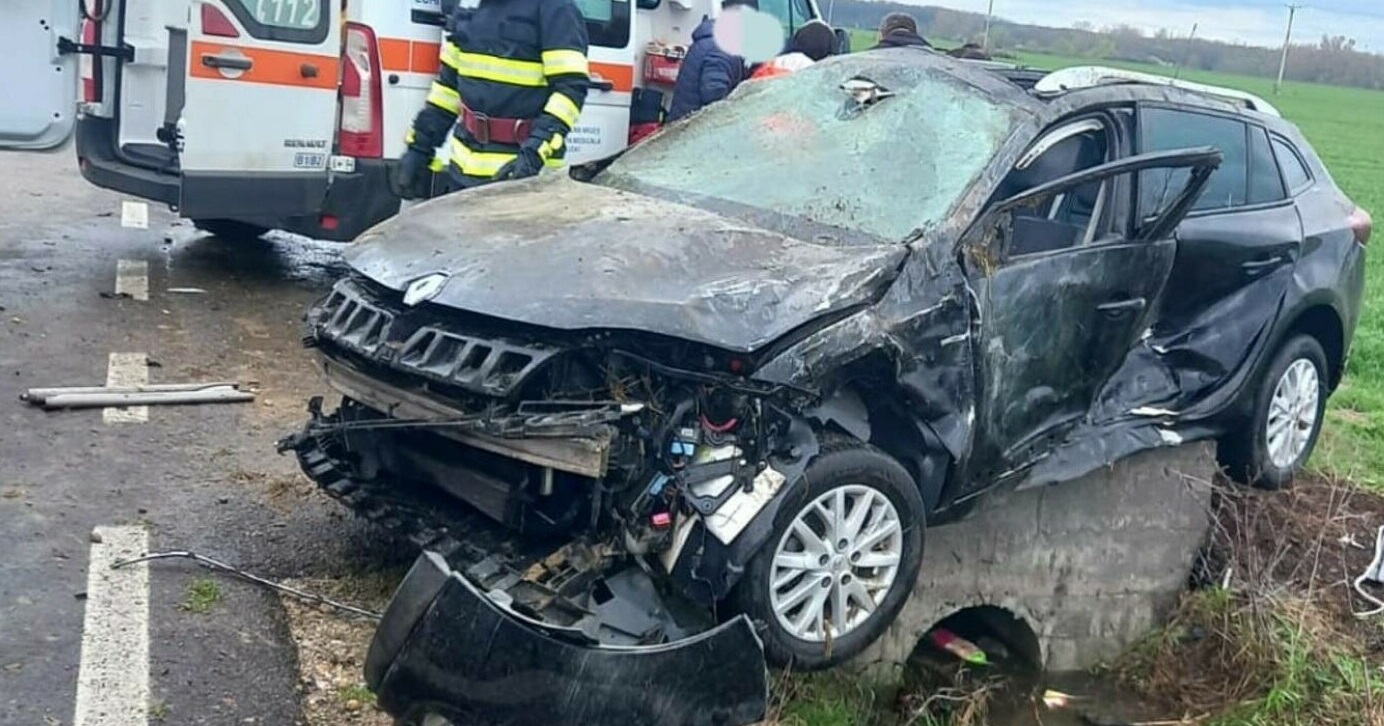Două minore și o tânără șoferiță la spital, după ce au intrat cu mașina într-un cap de pod. Totul s-a întâmplat în județul Satu Mare