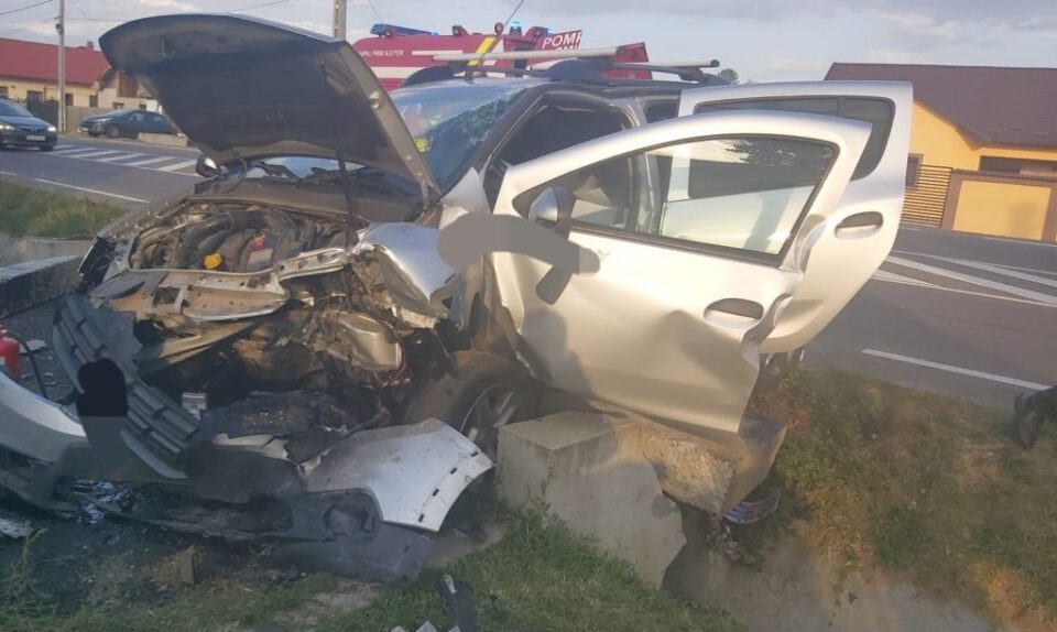 Accident noaptea trecută în județul Satu Mare. A ajuns cu mașina într-un cap de pod. Patru tineri, la spital