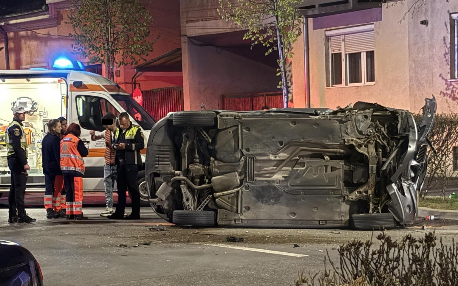 FOTO. Un tânăr beat a avariat 5 mașini și s-a răsturnat cu autoturismul în municipiul Satu Mare