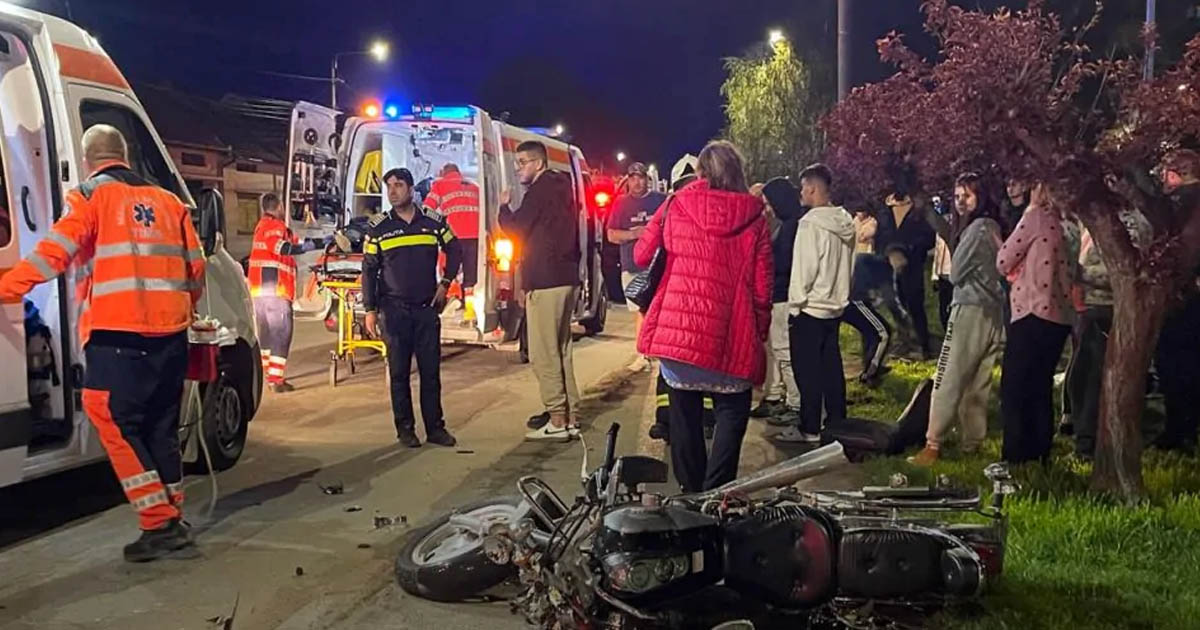 FOTO/VIDEO. Accident cumplit în țară. Tineri pe motocicletă, spulberaţi cu mașina de o șoferiță de 19 ani. Momentul impactului, filmat