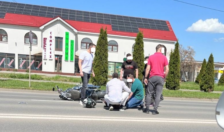FOTO. Accident rutier pe Drumul Careiului din Satu Mare: un motociclist a ajuns la Urgență