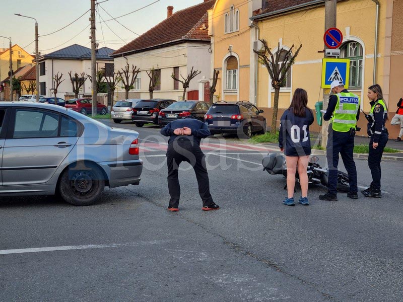 FOTO. O tânără (18 ani) a provocat accidentul de pe B-dul Cloșca. Un puștan (17 ani), pe motocicletă, rănit