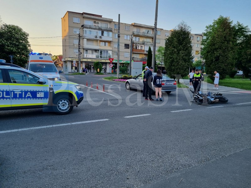 FOTO. Accident cu victimă în municipiul Satu Mare. Un motociclist s-a oprit într-o mașină, pe B-dul Cloșca