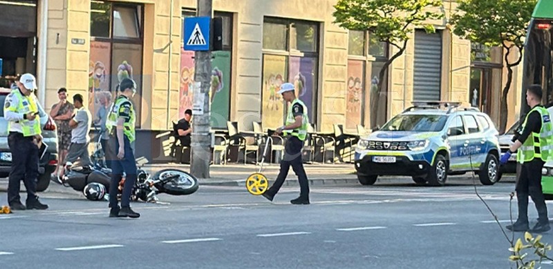 FOTO/VIDEO. Ce spun polițiștii sătmăreni. Cum s-a petrecut accidentul de ieri din Satu Mare. Un tânăr motociclist a ajuns la spital