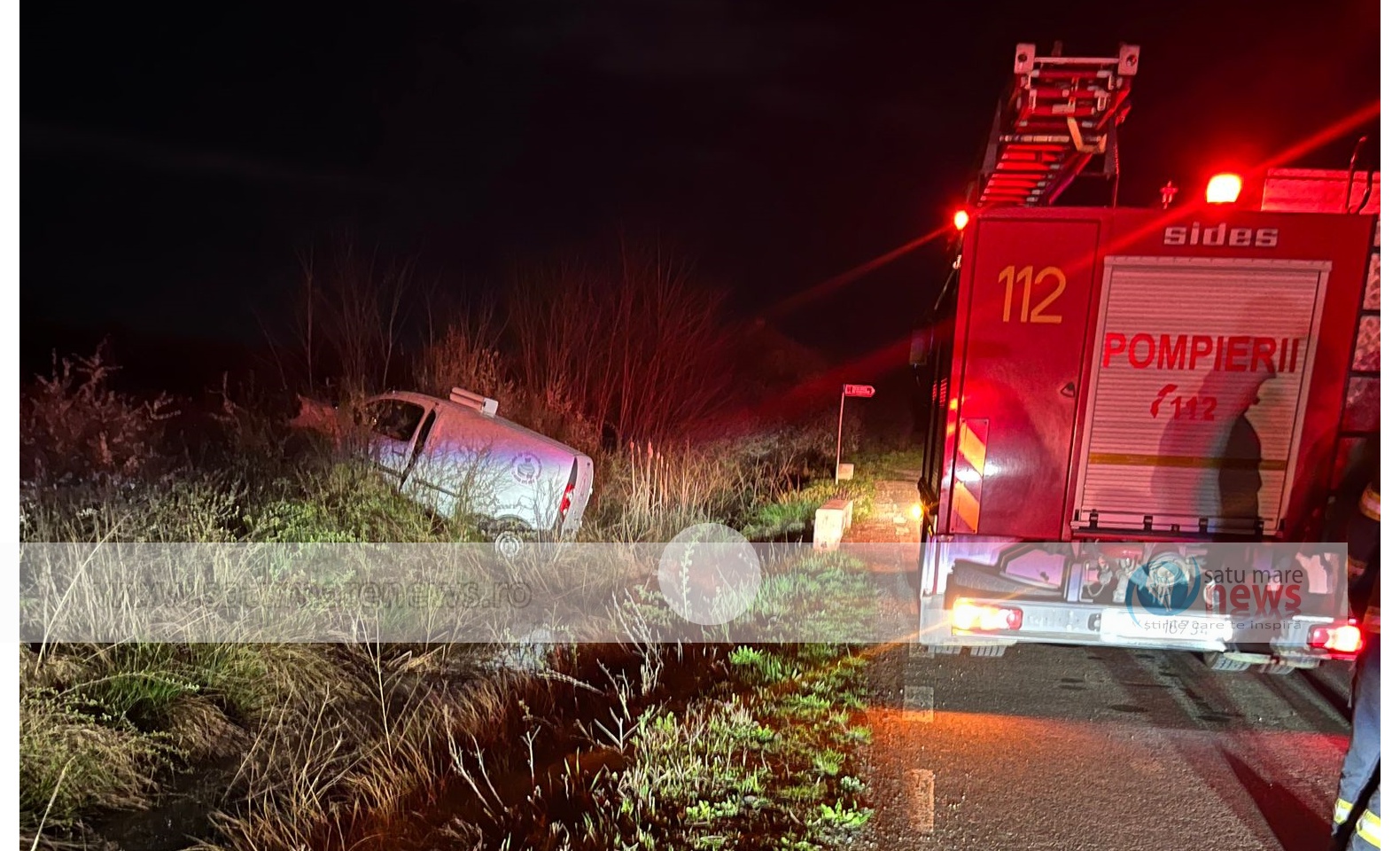 FOTO. Accident rutier în Păulești: o persoană a ajuns cu mașina în șanț și a rămas încarcerată