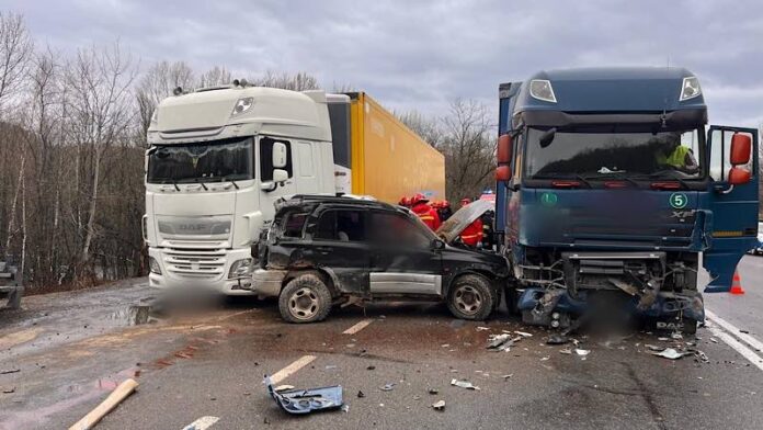 FOTO. Tragedie în județul vecin. Șofer decedat, coliziune între două camioane și un autoturism