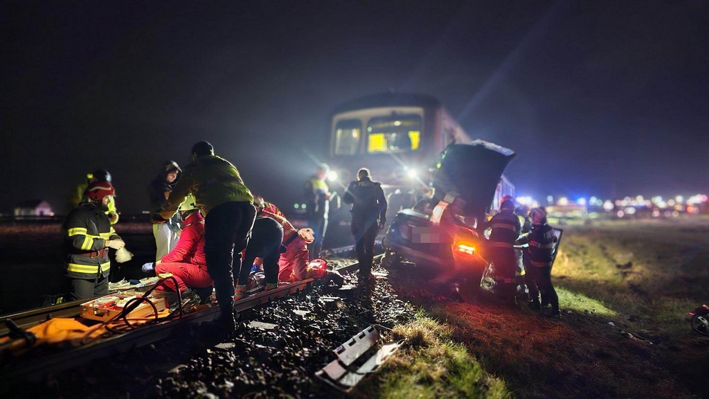 FOTO/VIDEO. Accident grav feroviar în țară. Mașină spulberată de tren. O femeie a murit, alte două persoane rănite grav