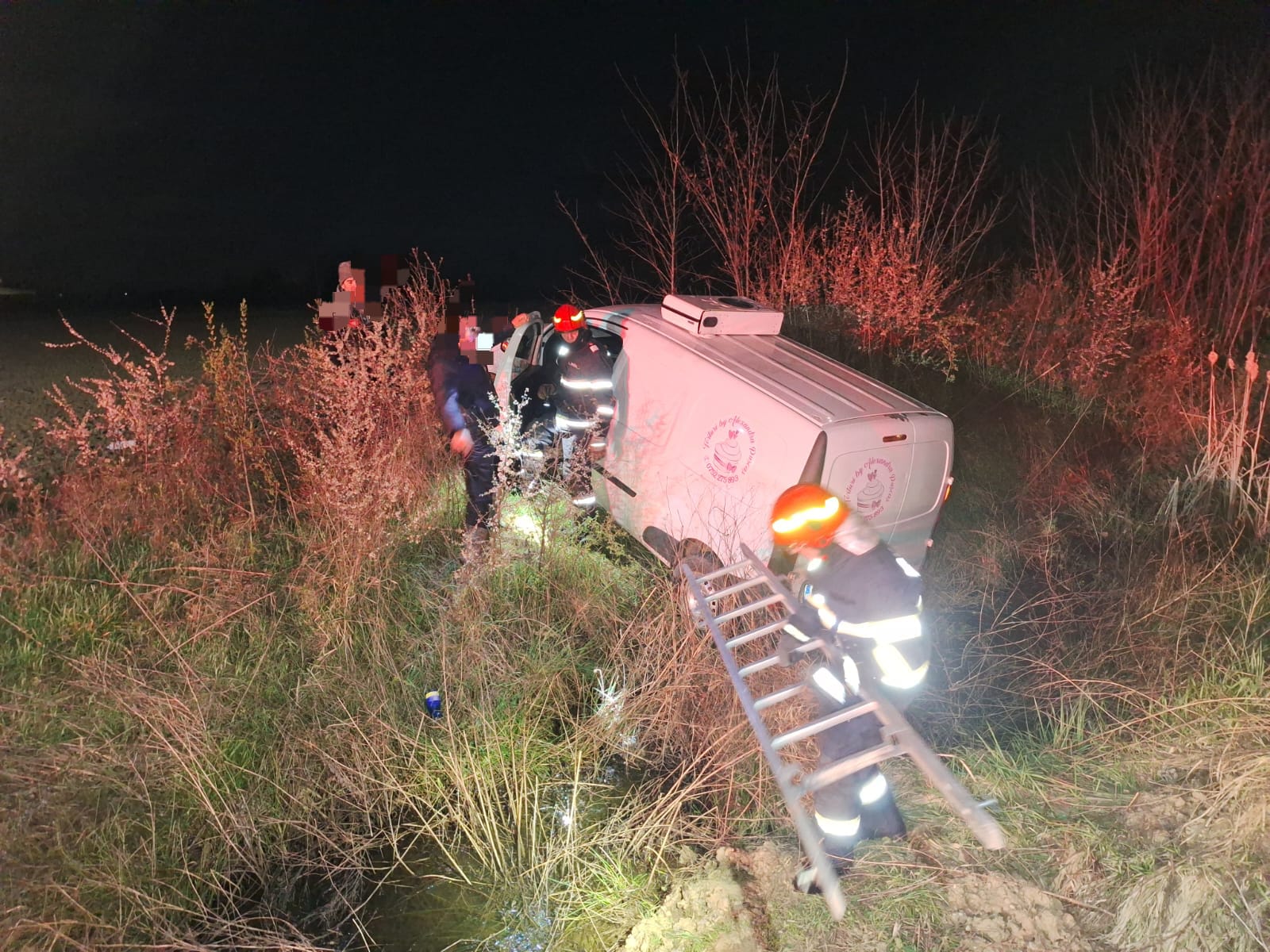 FOTO. Tânără șoferiță rămasă încarcerată după ce a zburat cu duba de pe drum. Ce spun pompierii