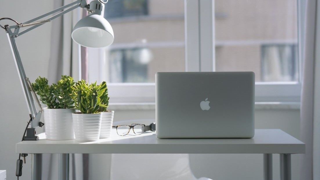 Ce fel de laptop să alegi dacă lucrezi în sistemul hibrid?