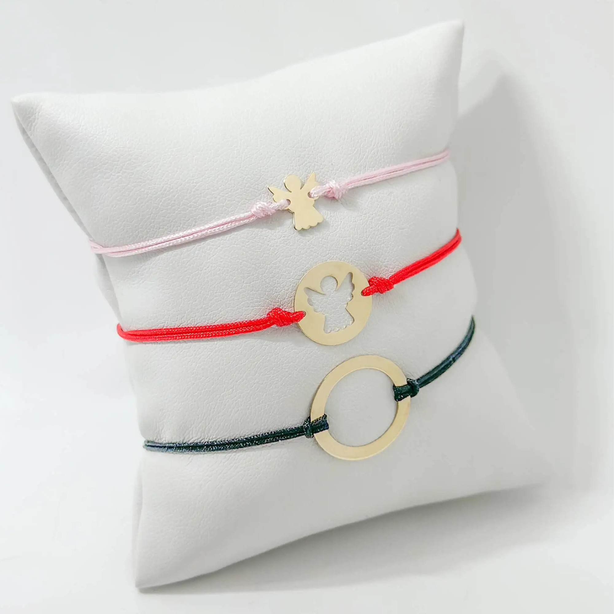 Accesoriul minimalist care face diferența: descoperă brățările cu șnur și aur