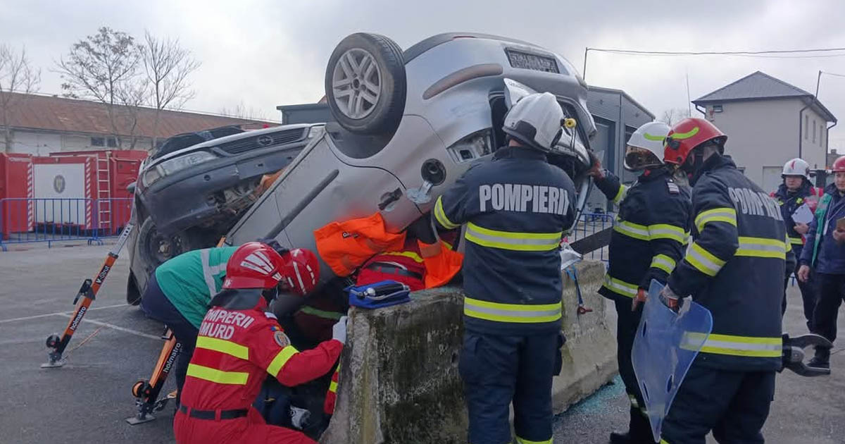 Competiție la Satu Mare. Pompierii din șase județe concurează pentru un loc la etapa națională