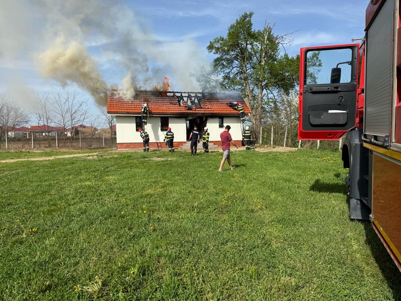 FOTO/VIDEO. S-a dat foc intenționat anexei bisericii din Mărtinești. Pompierii au alertat Poliția