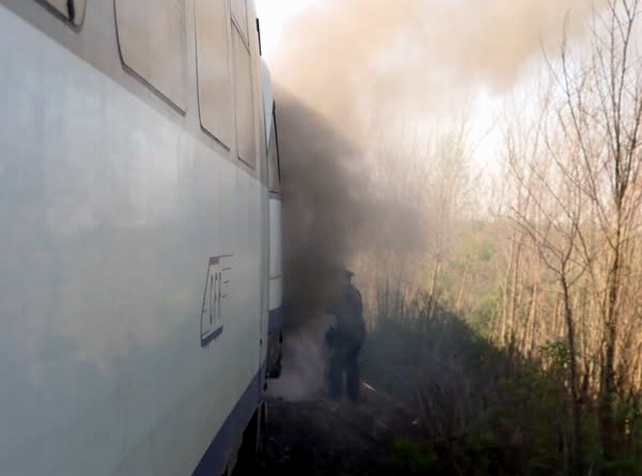 FOTO. Panică în trenul spre Satu Mare! ”Vagoanele s-au umplut cu fum, oamenii au intrat în panică. Ușile s-au blocat”