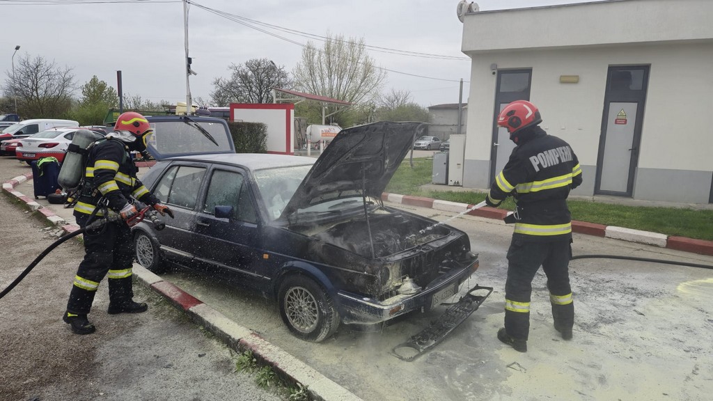 FOTO/VIDEO. Incendiu la o mașină într-o benzinărie din municipiul Satu Mare. De la ce a pornit focul