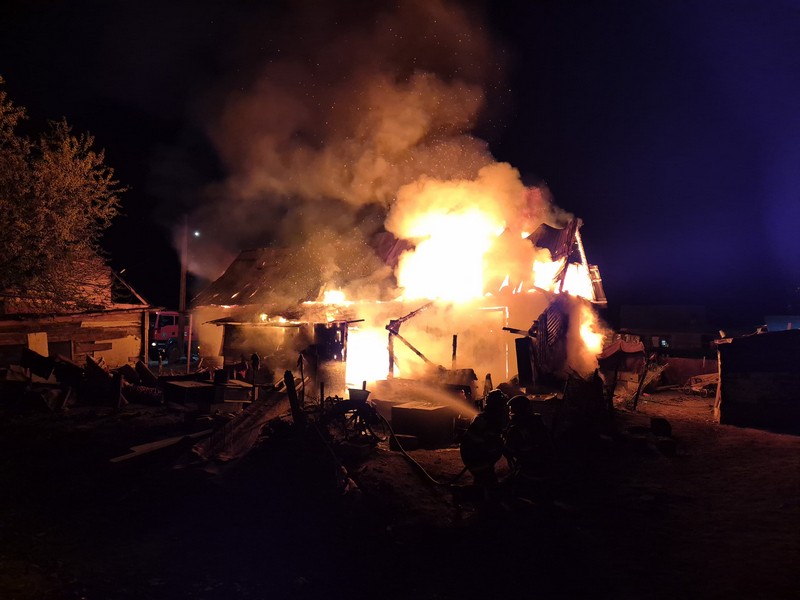 FOTO/VIDEO. Incendiu violent și pericol de explozie! Flăcările s-au extins la casele din jur