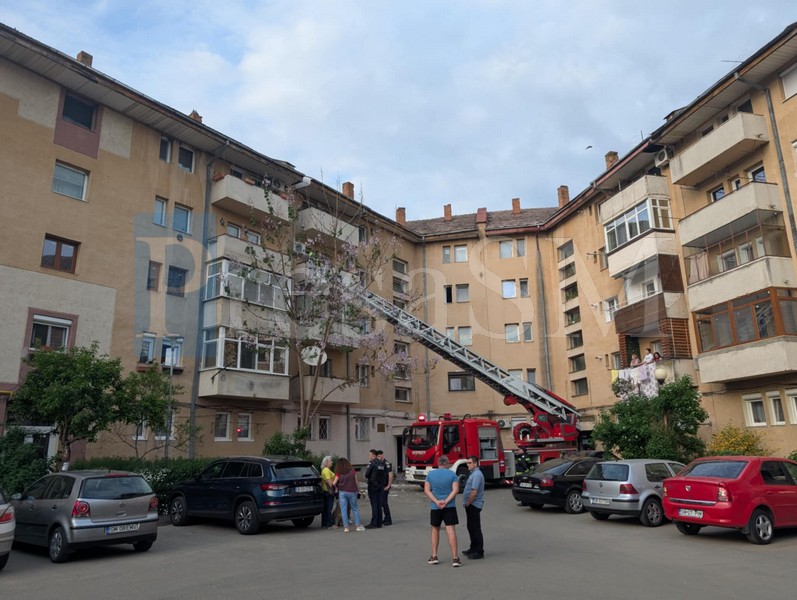 FOTO/VIDEO. Intervenție a pompierilor într-un cartier din municipiul Satu Mare. Pericol pentru trecători și mașini