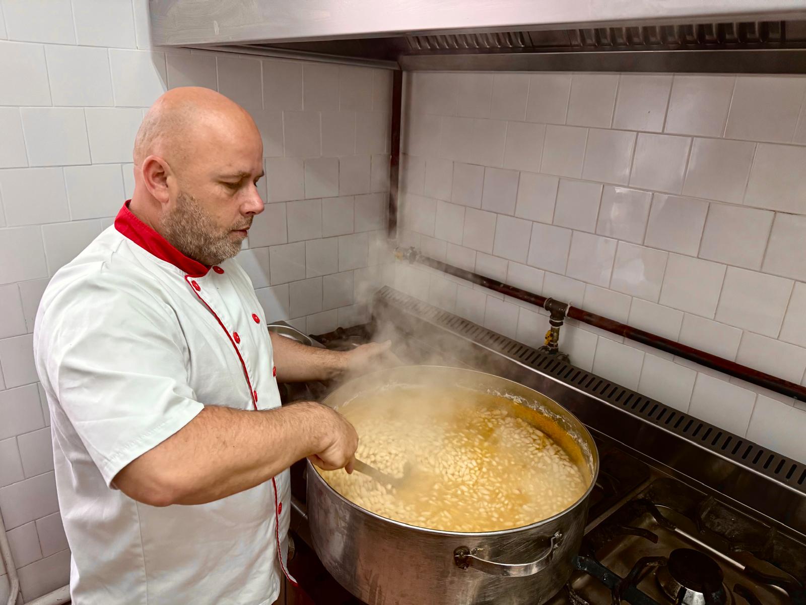 FOTO. Jandarmul din Satu Mare care gătește gratuit mâncare pentru zeci de sărmani de Paște