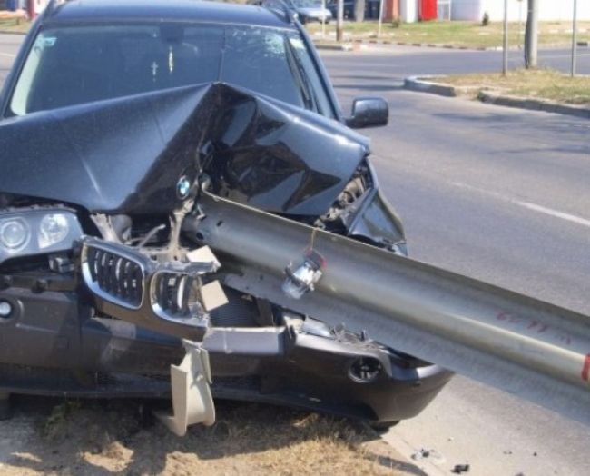 A ajuns cu mașina dintre în parapetul centurii Careiului. Șoferul s-a trezit din beție în arest