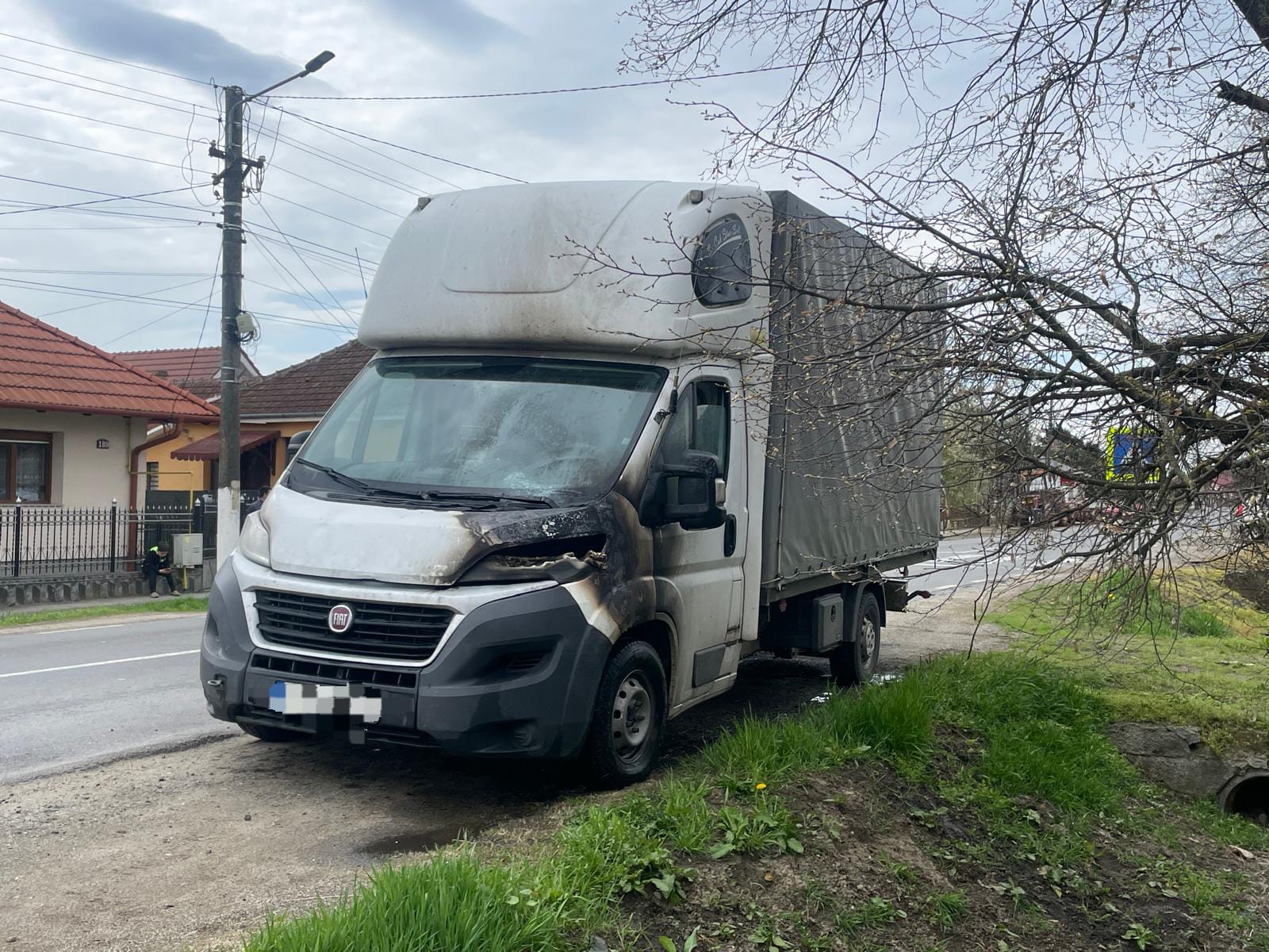 FOTO. Autoutilitară cuprinsă de flăcări, pe un drum din Satu Mare. Au intervenit pompierii. Au dat o mână de ajutor și alți șoferi