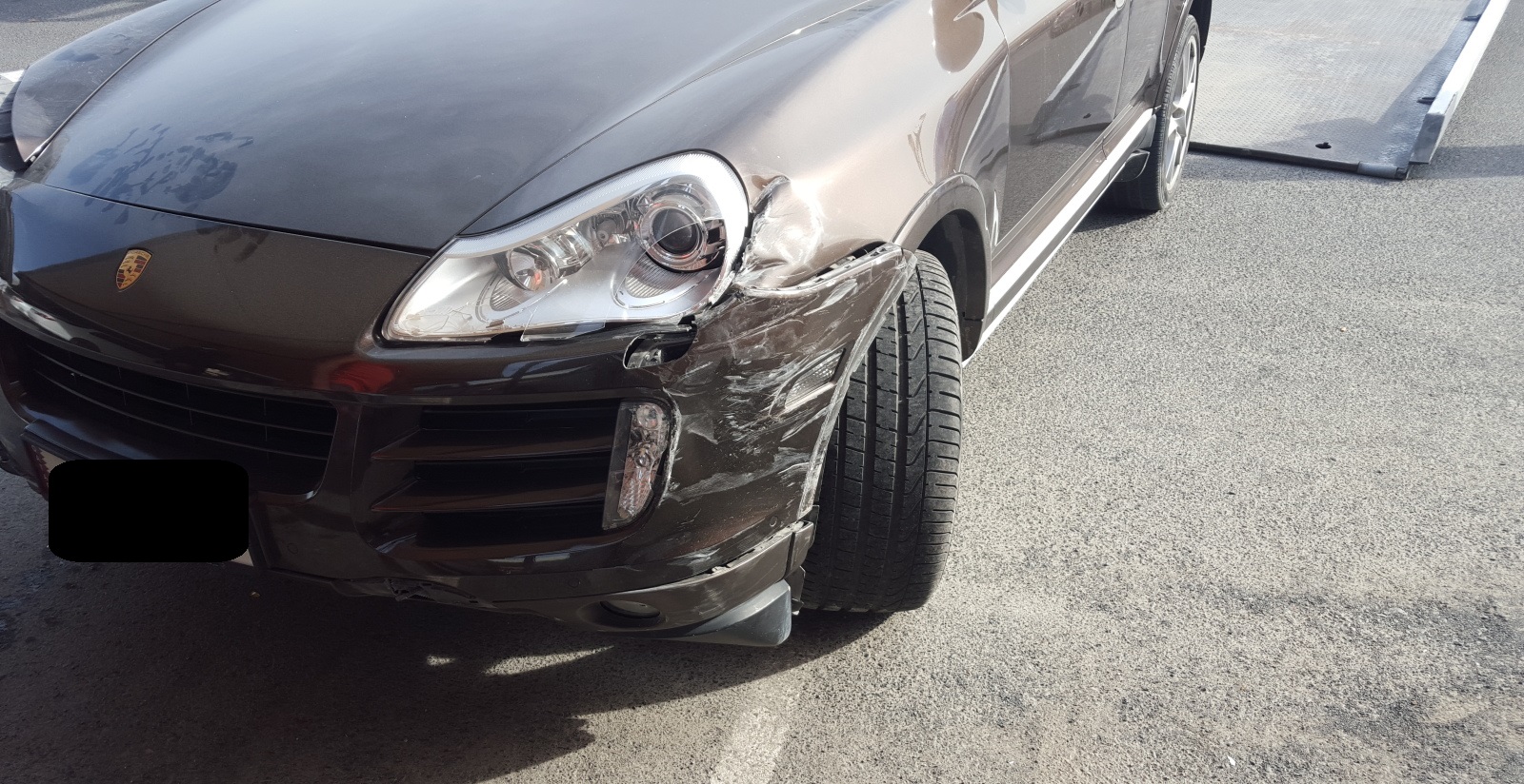 Un șofer beat, cu doi copii în mașină, a provocat accident la Auchan. A bușit un Porsche