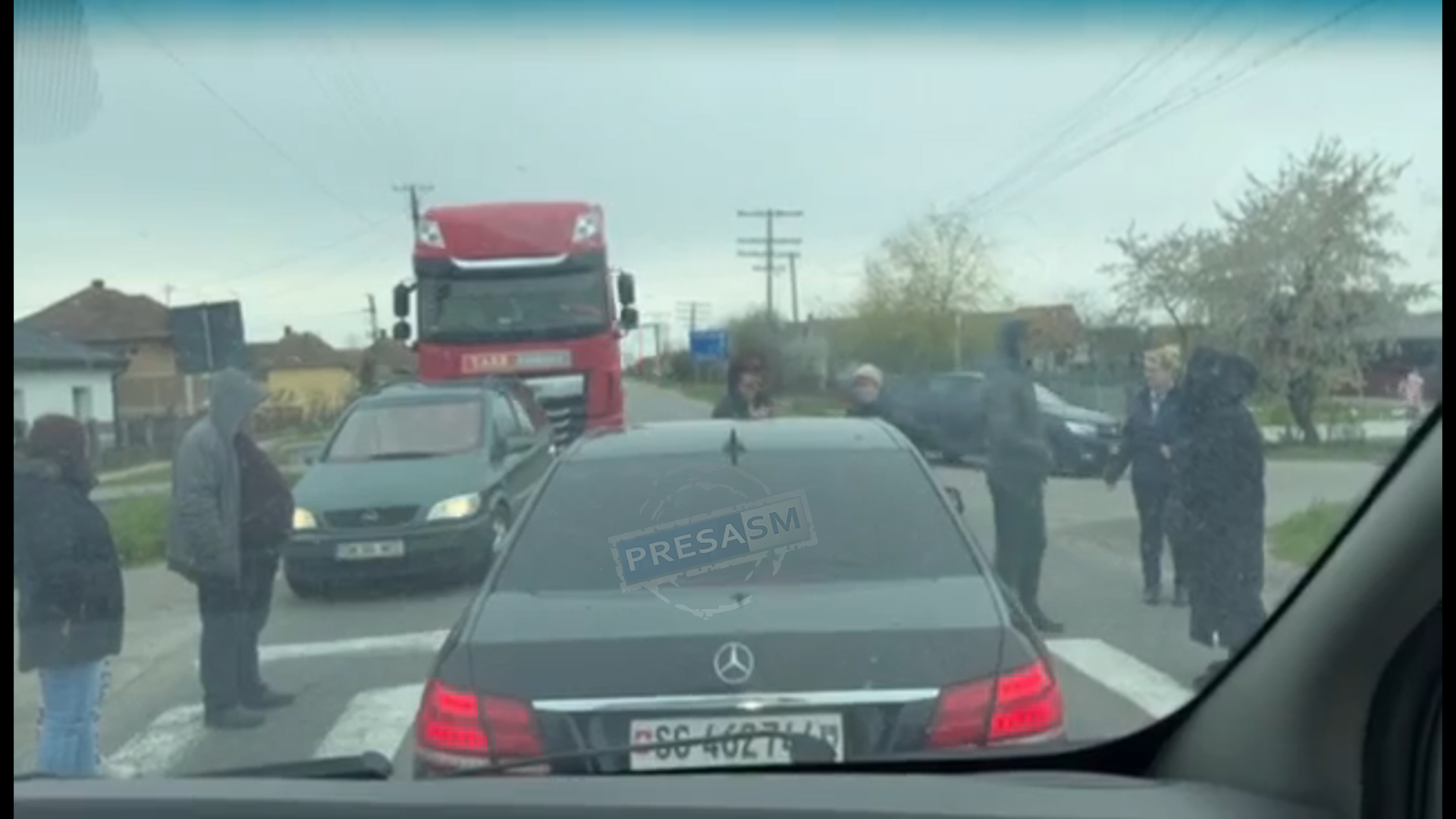 VIDEO. DN19, blocat în județul Satu Mare! Poliția a negociat cu oamenii care se plimbau pe ”zebră”