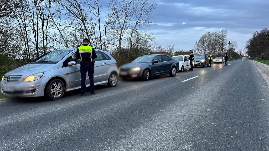 Când l-au văzut cum conduce, polițiștii sătmăreni l-au tras pe dreapta. Tânărul s-a ales cu dosar penal