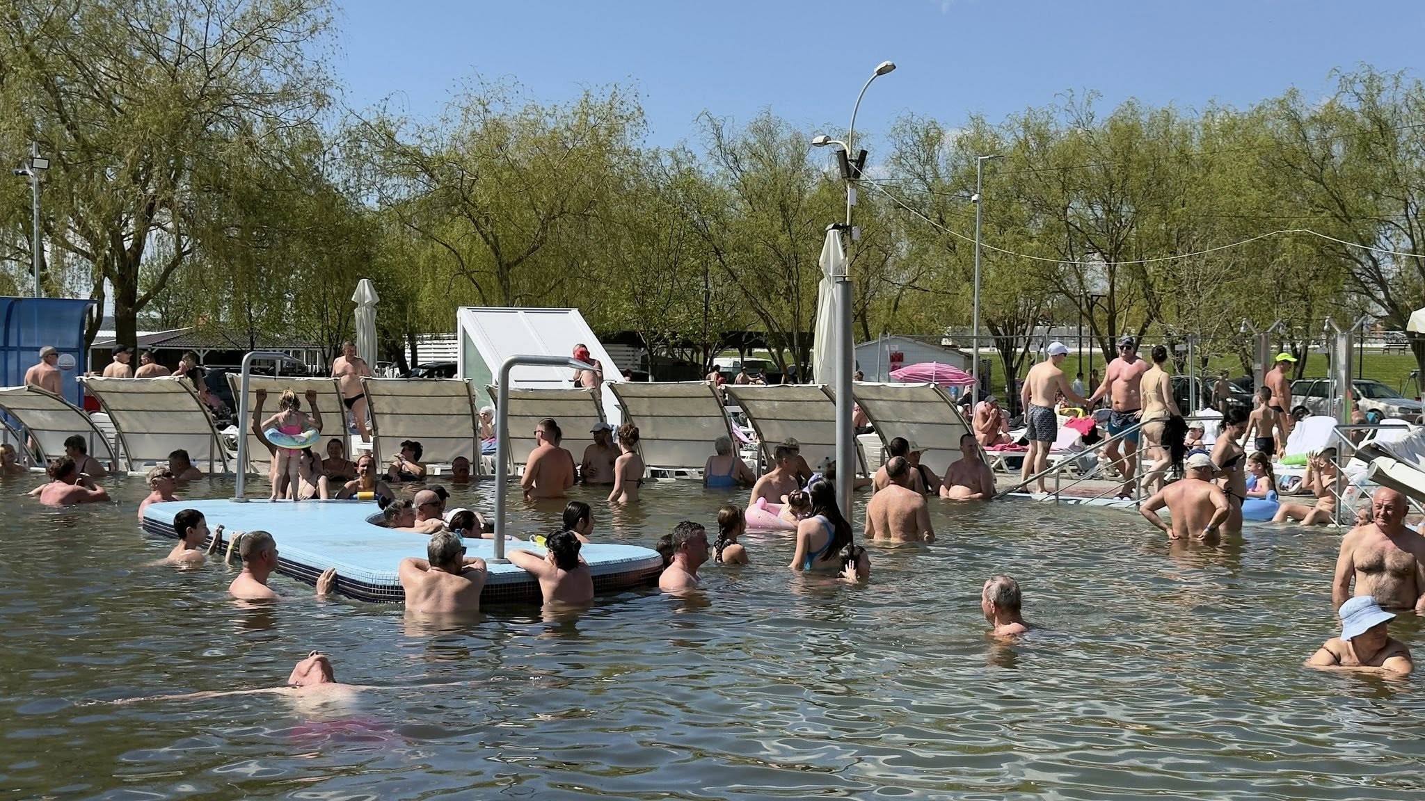 FOTO. Atmosferă estivală la ștrandul din Tășnad. Sătmărenii profită de vremea bună și se bucură de relaxare în ziua de Paște