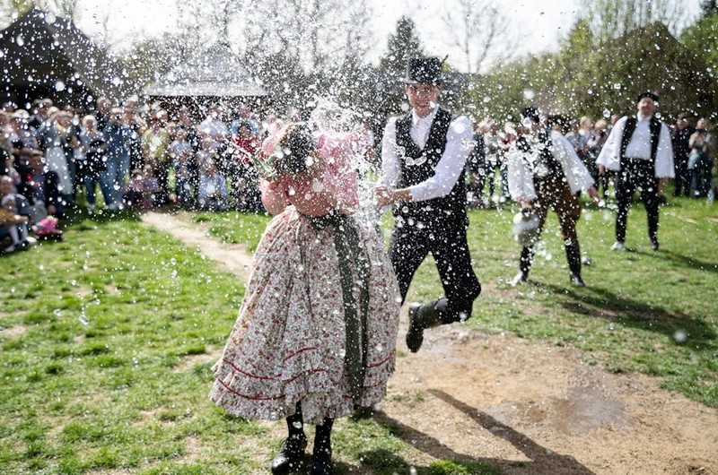 Udatul fetelor sau locsolás. Obiceiul din a doua zi de Paște mai este practicat doar sporadic, în micile comunități
