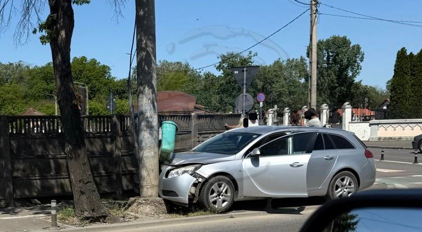 FOTO. Accident pe Drumul Botizului, în Satu Mare. Mașina s-a oprit într-un stâlp