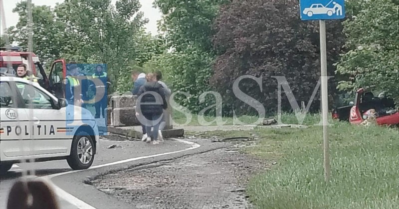 FOTO. Accident pe DN19, în județul Satu Mare. O mașină a ajuns în șanț. Poliția și SMURD la fața locului