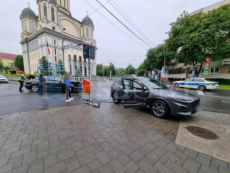 FOTO. Accident în municipiul Satu Mare, în fața catedralei "Adormirea Maicii Domnului". Impact între două mașini