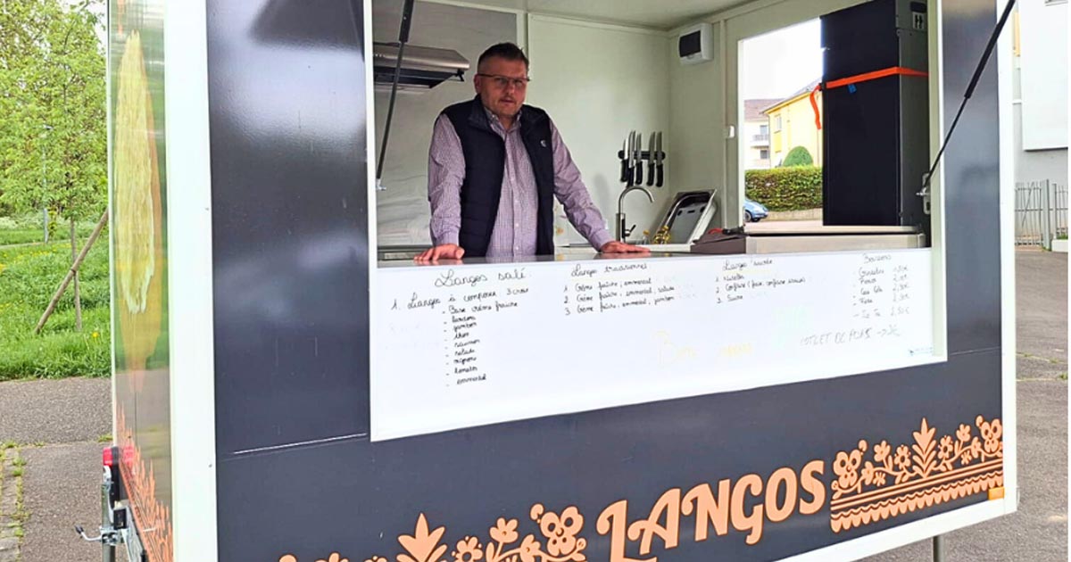 Andrei, sătmăreanul plecat de 20 de ani din țară, care în weekend vinde mici și langoși dintr-o rulotă, la Strasbourg