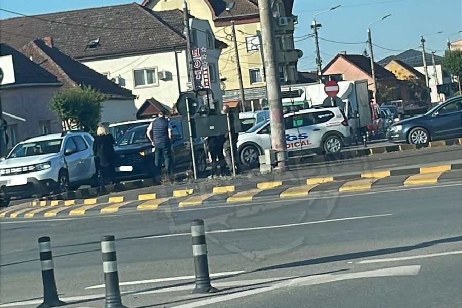 FOTO. Accident rutier în sensul de la Burdea. Și eternele ”parlamentări” în mijlocul sensului