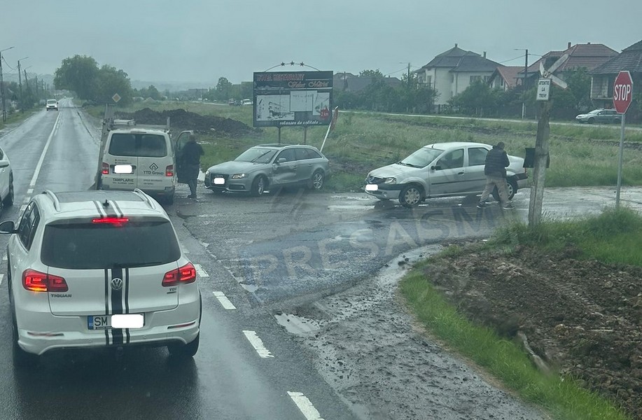 FOTO. Accident în lanț cu trei autoturisme în județul Satu Mare, la trecerea la nivel cu calea ferată/DN19