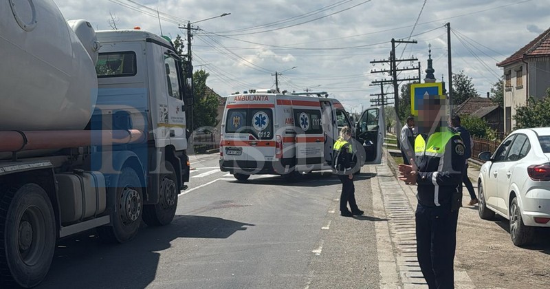 FOTO/VIDEO. Accident grav pe DN19, în Doba: un copil a fost grav rănit după ce a fost acroșat de o cifă