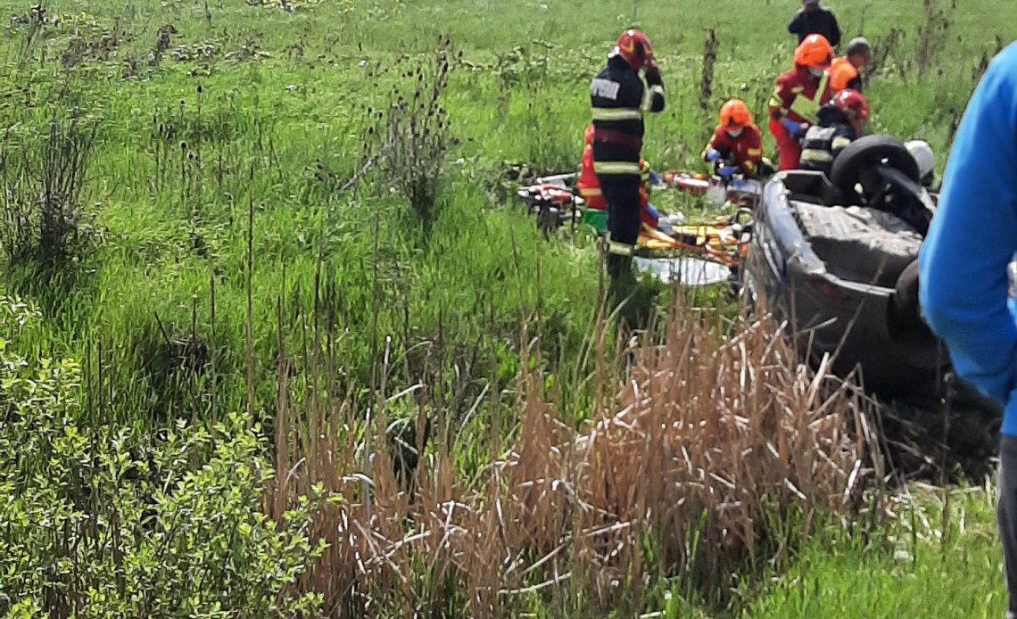 Un sătmărean s-a răsturnat, astăzi, cu mașina în șanț. El și soția au ajuns la Urgență