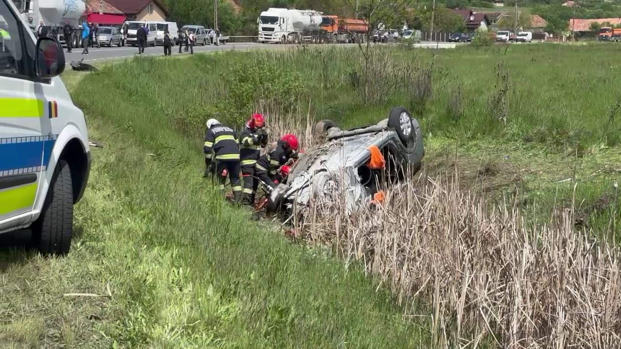 Un sătmărean beat a ratat curba și a plonjat cu mașina în șanț, apoi s-a răsturnat pe câmp