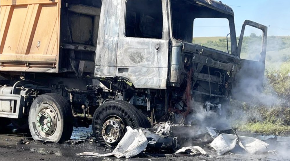 FOTO. O femeie pe motocicletă a decedat pe loc, coliziune frontală. Camionul a luat foc!