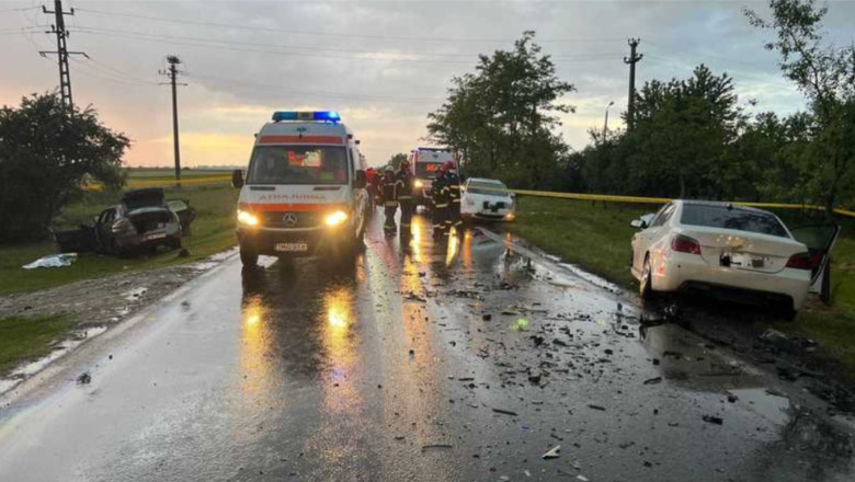FOTO. Accident cumplit în vestul țării. O femeie a murit, alte patru persoane, inclusiv doi copii, la spital