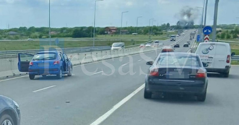 FOTO. O șoferiță a intrat cu mașina pe contrasens, pe centura Sătmarului. A produs un accident