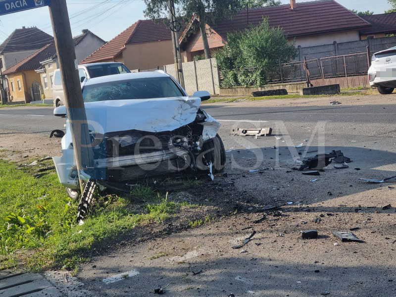 FOTO. Accident în județul Satu Mare. Un șofer și o adolescentă au ajuns la spital. Ce spun polițiștii, cum s-a petrecut totul