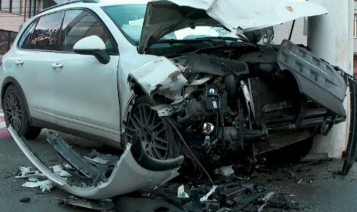Șofer (57 ani), cu o alcoolemie mare, a intrat cu Porsche-ul într-un copac și un stâlp, în Satu Mare