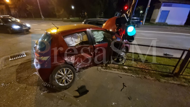 FOTO/VIDEO. Cine este de vină pentru accidentul grav din Satu Mare. Mașină în semafor, victime la Urgență