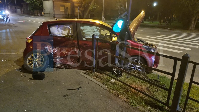 FOTO/VIDEO. Accident teribil, cu victime, în Satu Mare. O mașină a spulberat semaforul