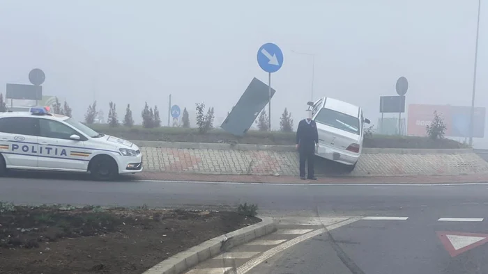 Un șofer cu alcoolemie uriașă s-a izbit cu mașina de sensul giratoiu, între Carei și Căuaș