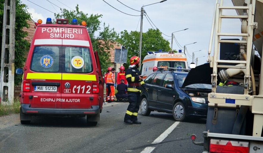 Accident în municipiul Satu Mare. O femeie a ajuns la spital. Impact între autoutilitară și mașină