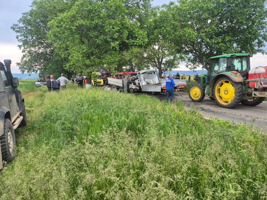 FOTO/VIDEO. Trei persoane şi-au pierdut viaţa în urma unui accident rutier. Tragedie astăzi în România