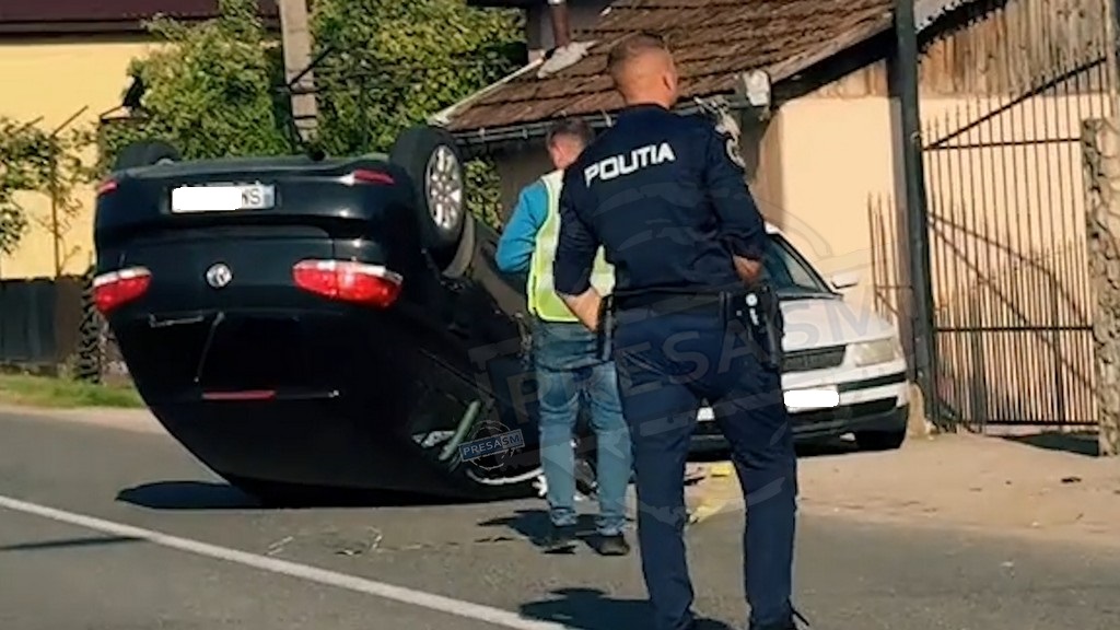 FOTO/VIDEO. O șoferiță a ajuns cu mașina în peretele unei case, în județul Satu Mare