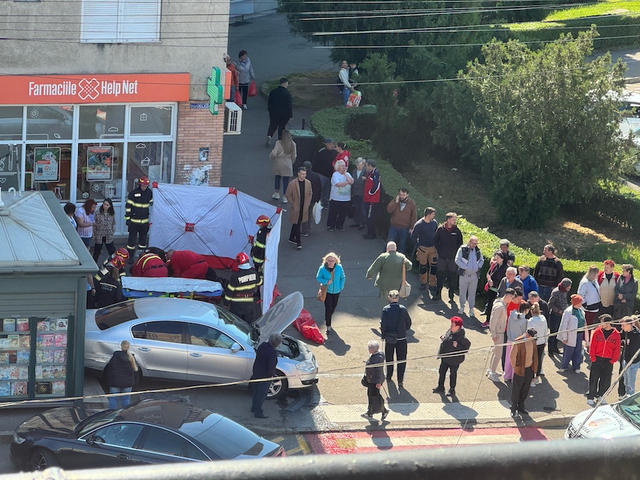 FOTO/VIDEO. Accident grav în județul vecin. Mașină proiectată pe trotuar unde a lovit două femei