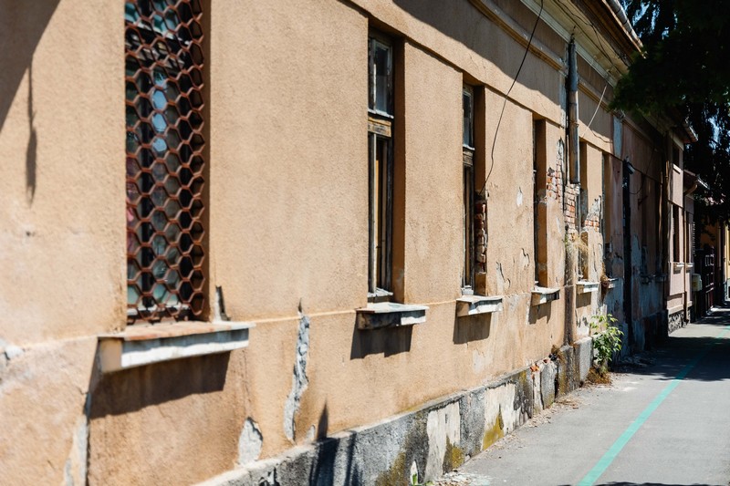 FOTO. Încă o clădire dărăpănată din Satu Mare va fi reabilitată, tot prin fonduri europene. În ce va fi transformată ruina